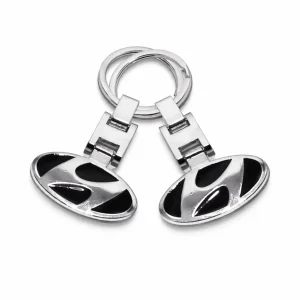Set 2 brelocuri auto Hyundai metalice cu sigla 3D reliefata pe fundal alb