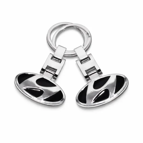 Set 2 brelocuri auto Hyundai metalice cu sigla 3D reliefata pe fundal alb