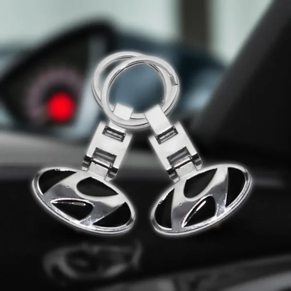 Breloc Hyundai premium din metal instalat pe cheile unei masini interior auto